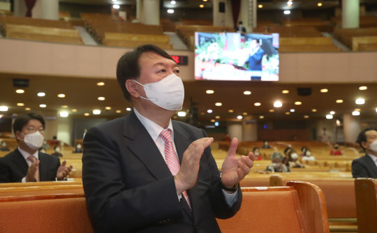 국민의힘 대선 경선 후보인 윤석열 전 검찰총장이 10일 오전 서울 여의도 순복음교회 본당을 찾아 예배레 앞서 찬송하고 있다.국회사진기자단·연합뉴스